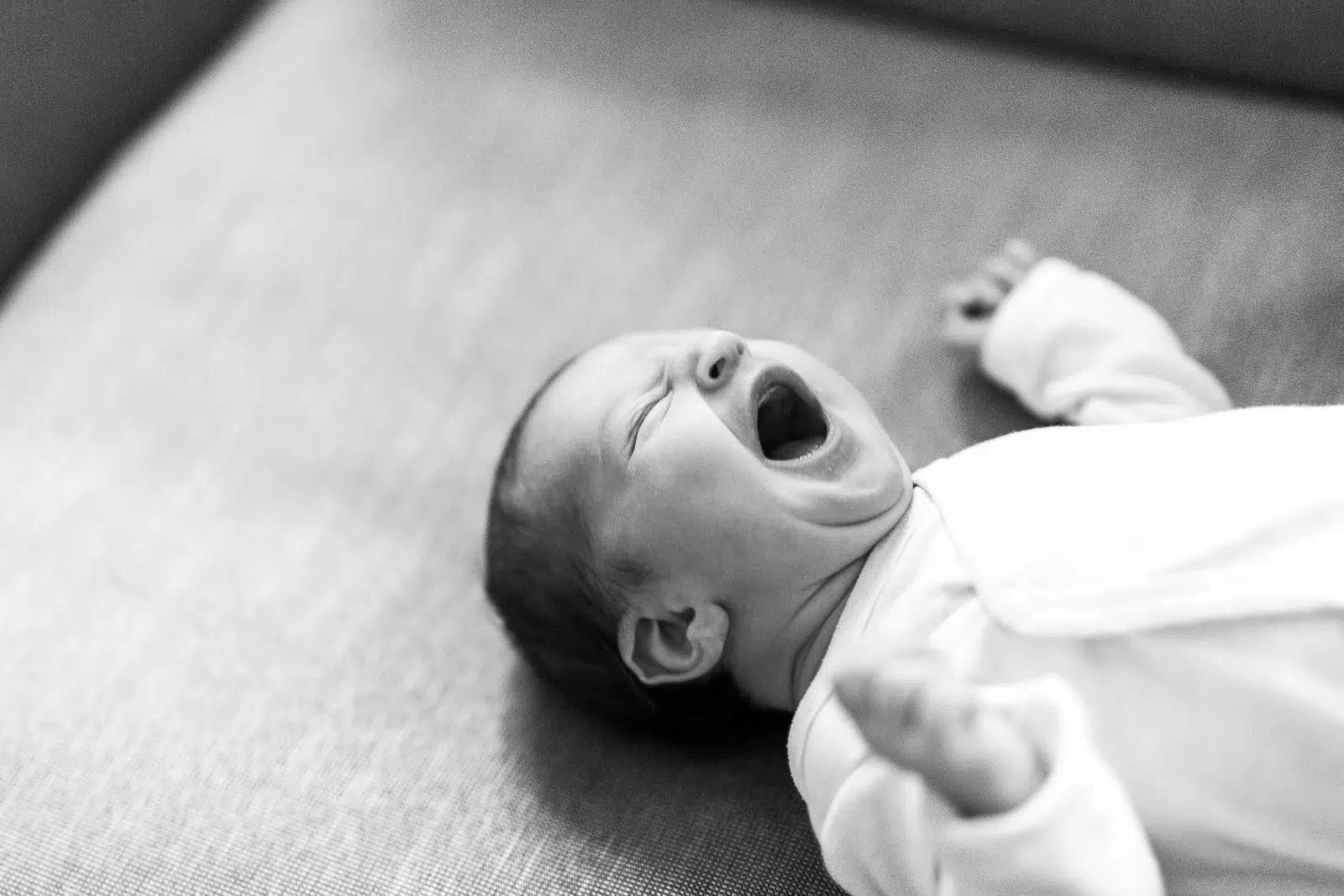 Schwarz-weiß Bild eines gähnenden Babys