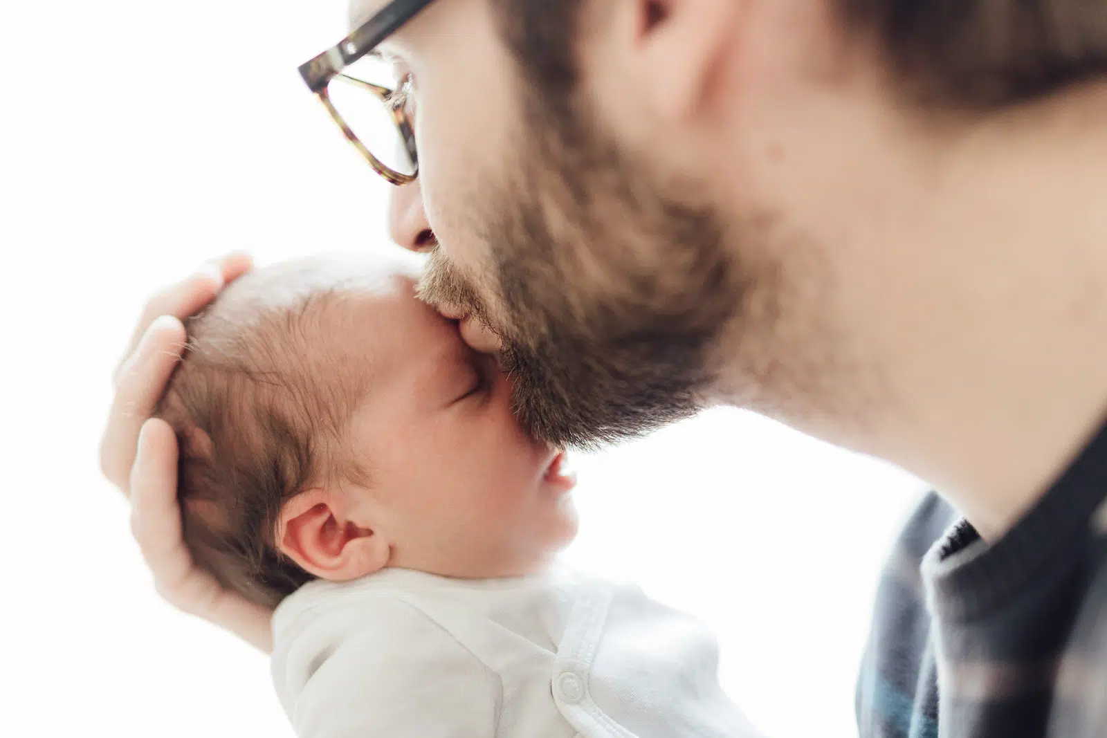 Nahaufnahme eines Vaters, der sein Baby küsst