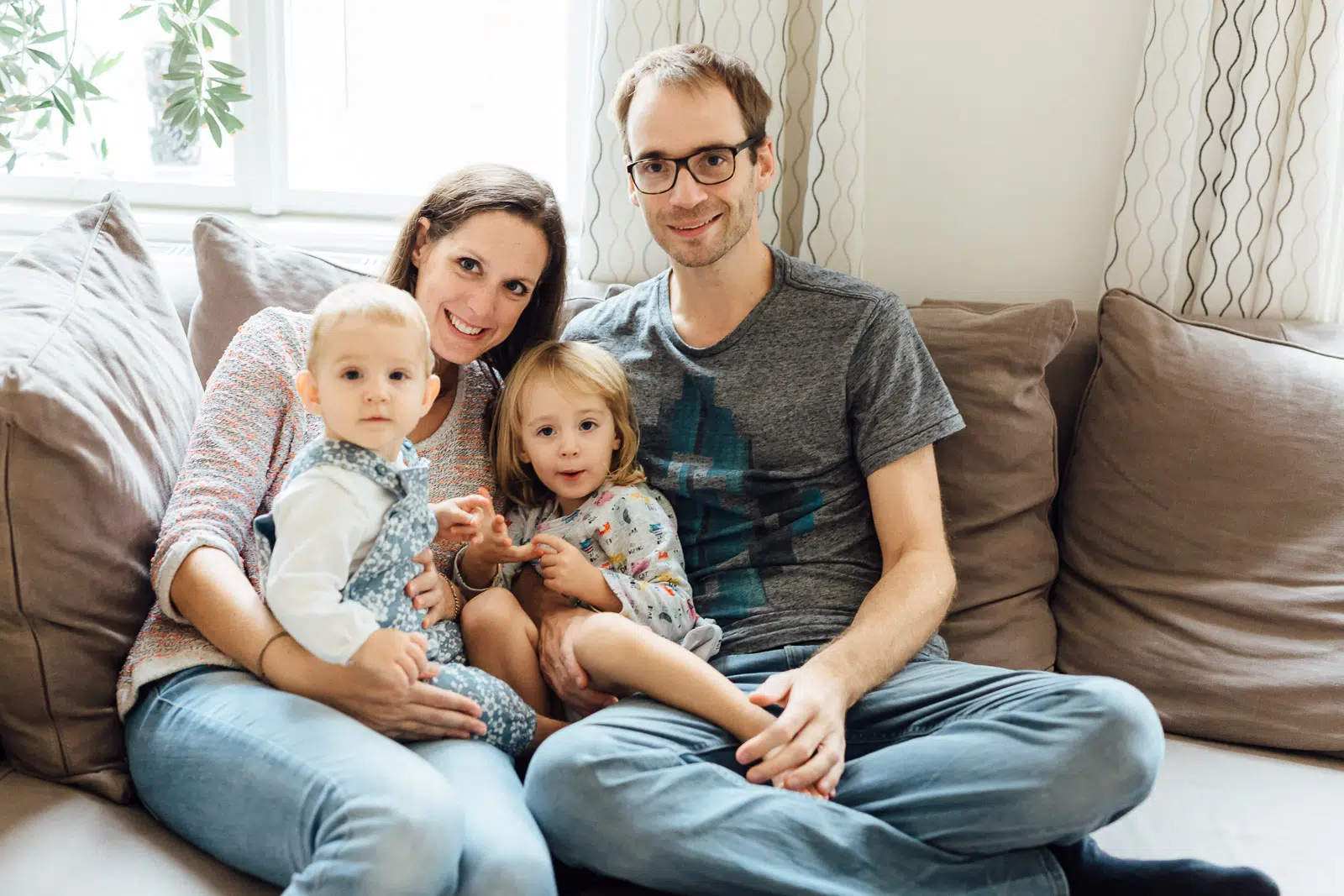 Homesession-Wien-Carmen-Trappenberg-Fotografie Familienfotos zuhause mit vierköpfiger Familie