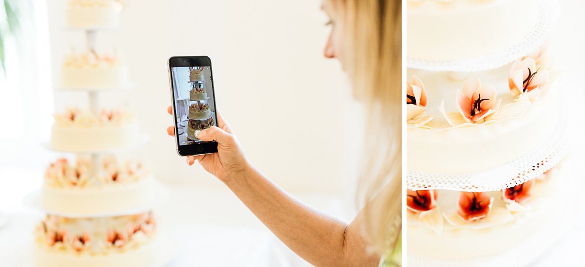 Eine Frau fotografiert mit dem Handy eine Hochzeitstorte