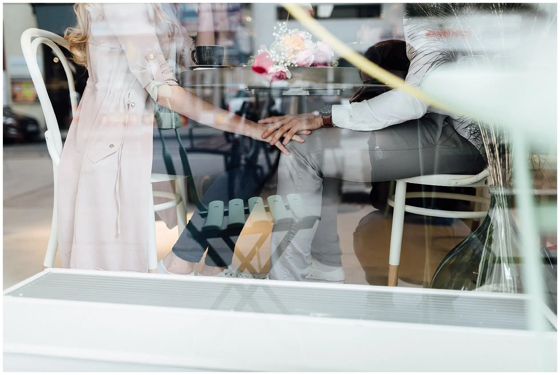 Pärchen im Café in Wien durch eine Scheibe fotografiert