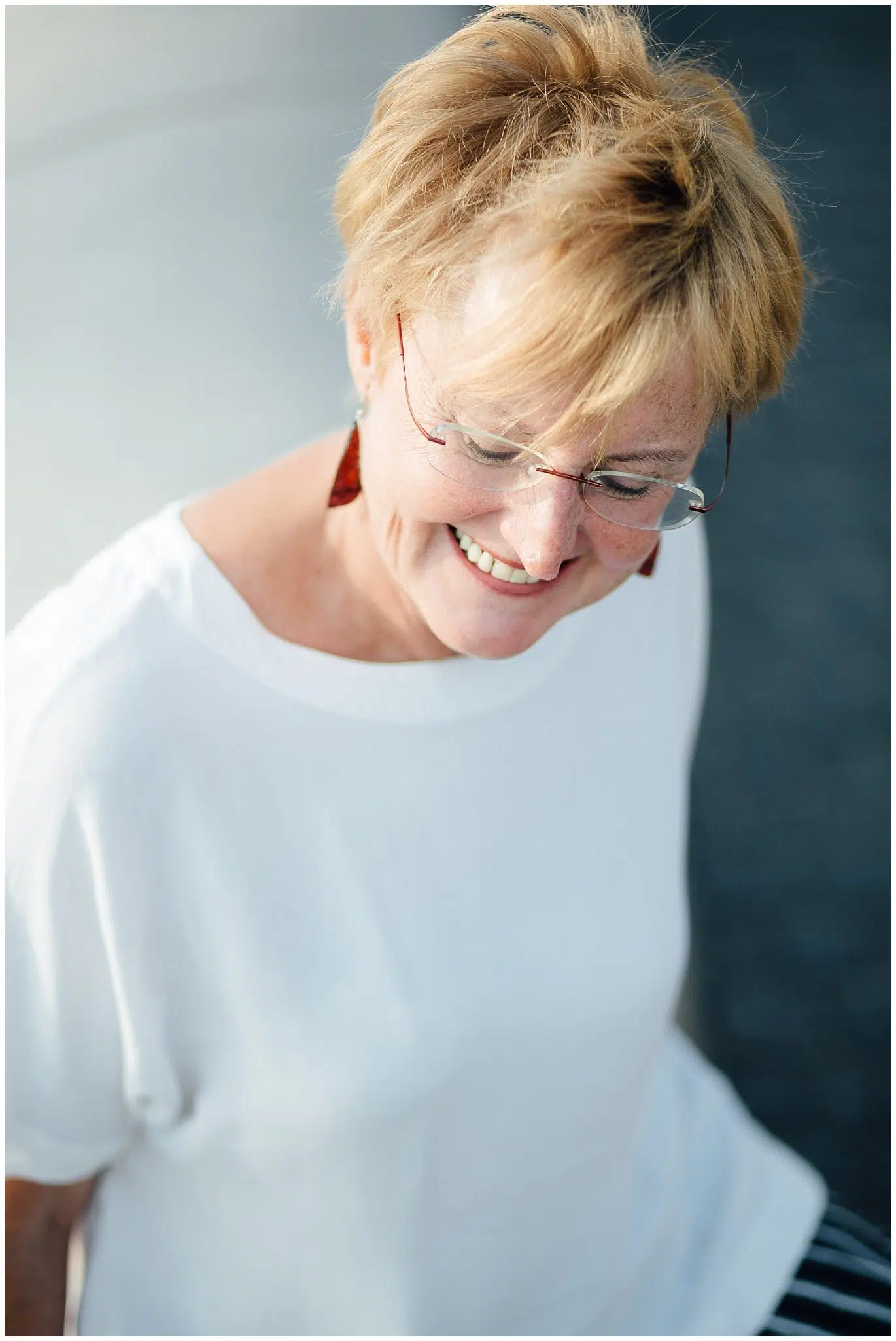 Portraitfoto-reife-dame-001 Portraitfoto einer lächelnden reiferen Dame