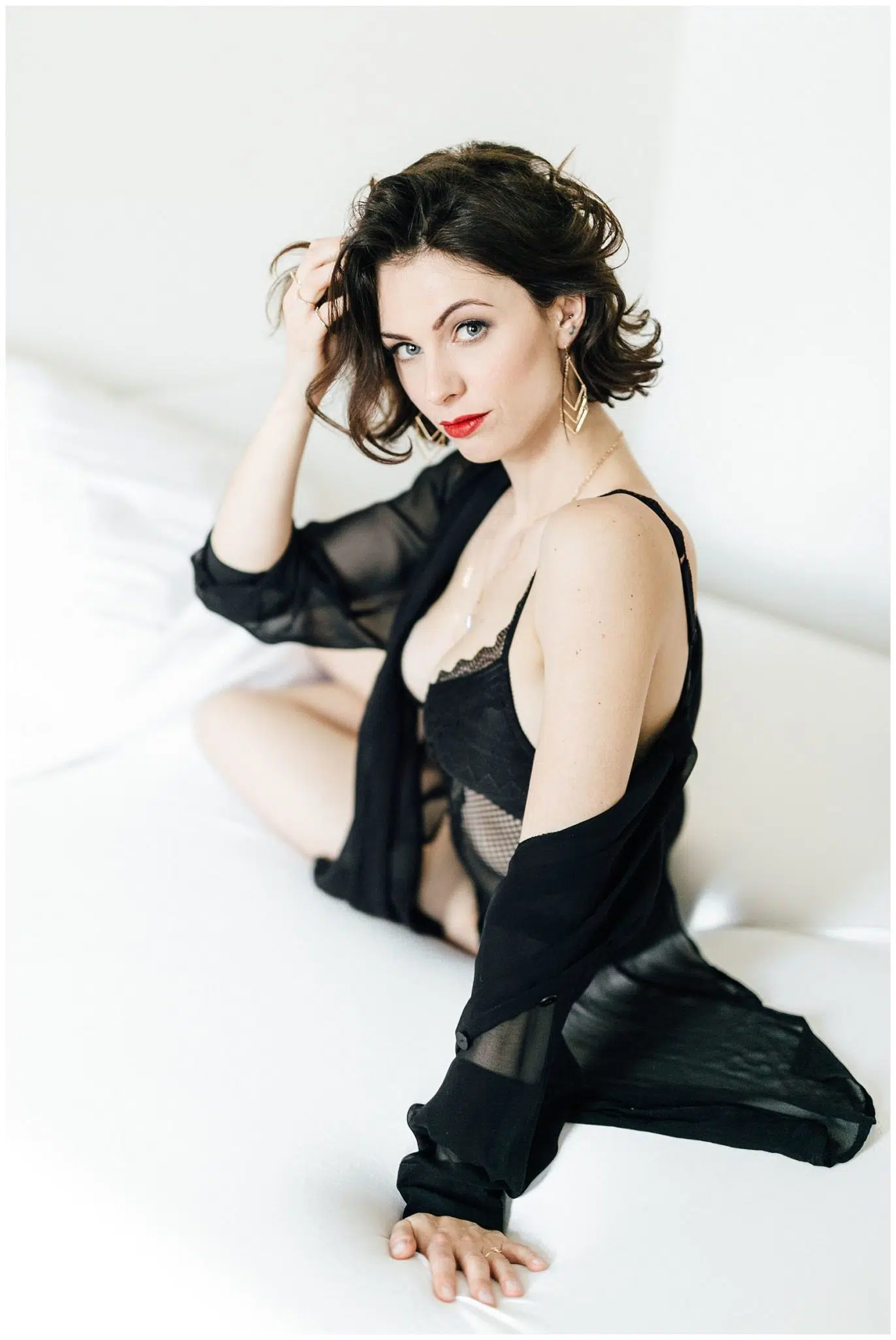 Boudoirfoto einer dunkelhaarigen Frau