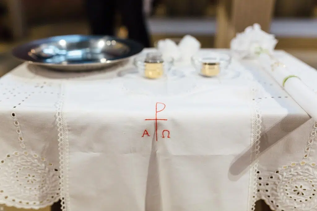 Taufinsignien auf einem Altar