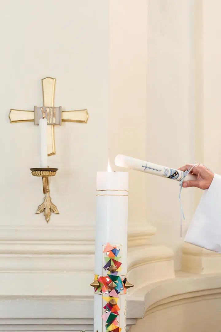 Entzünden einer Taufkerze an der Osterkerze