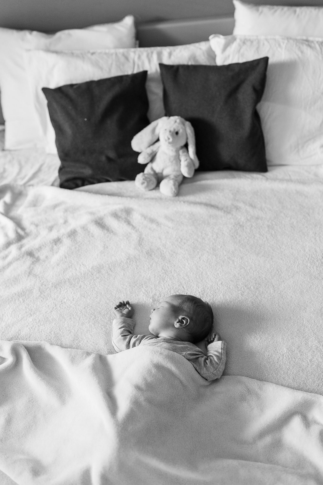 Newbornfotos in schwarz-weiß