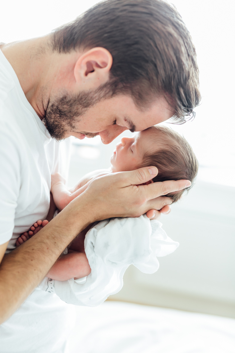 Newbornfoto mit Vater und Baby