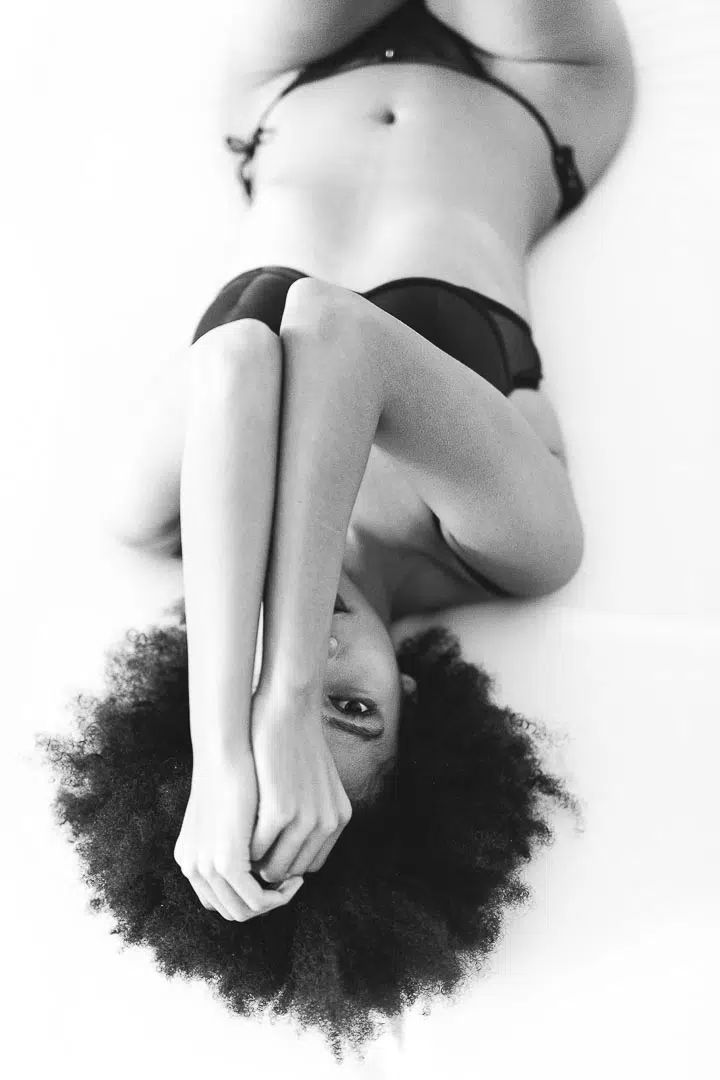 Boudoirfotos in schwarz-weiß