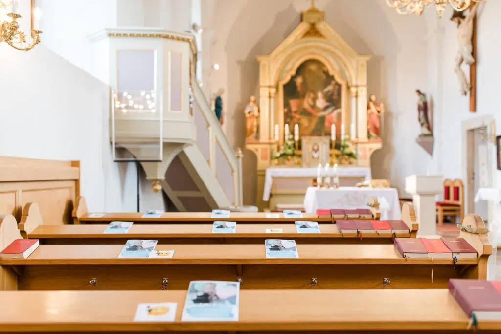 Taufbilder in einer Kirche