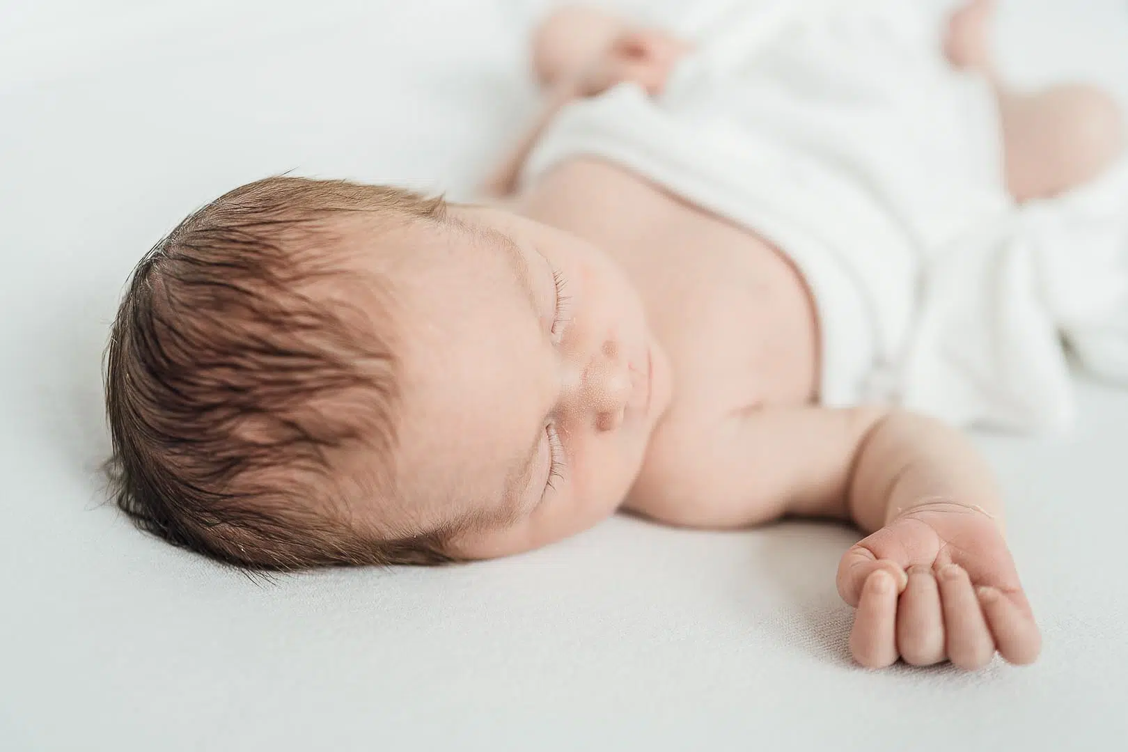 Newbornfoto von einem schlafenden Baby
