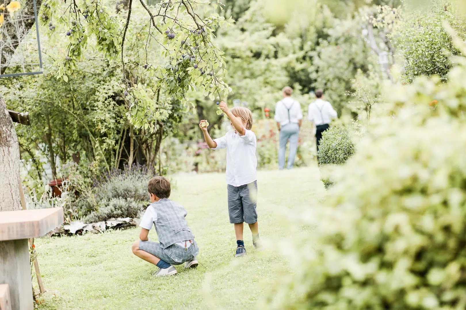 Jungen in Sommerkleidung unter einem Baum