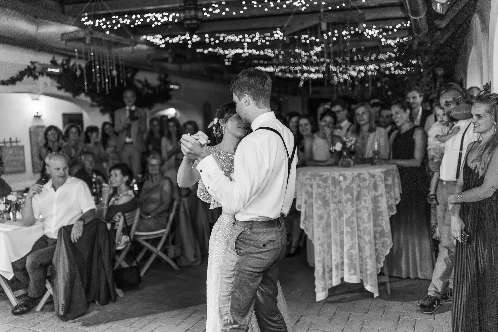 Hochzeitsreportage-Wien-Carmen-Trappenberg-Fotografie-46 Hochzeitstanz mit Gästen im Hintergrund
