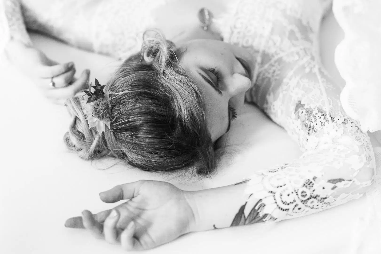 Boudoirfotos-sinnliche-Portraits-Wien-Carmen-Trappenberg-Fotografie-26 Boudoirsession mit einer tätowierten Frau im Spitzenkleid