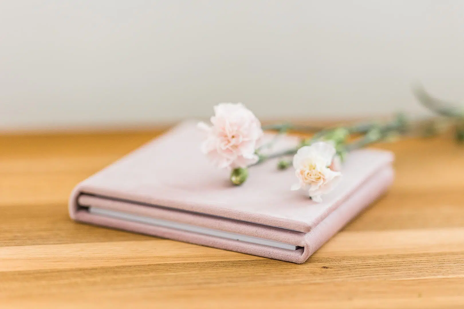 Rosa Fotobuch mit rosa Nelken