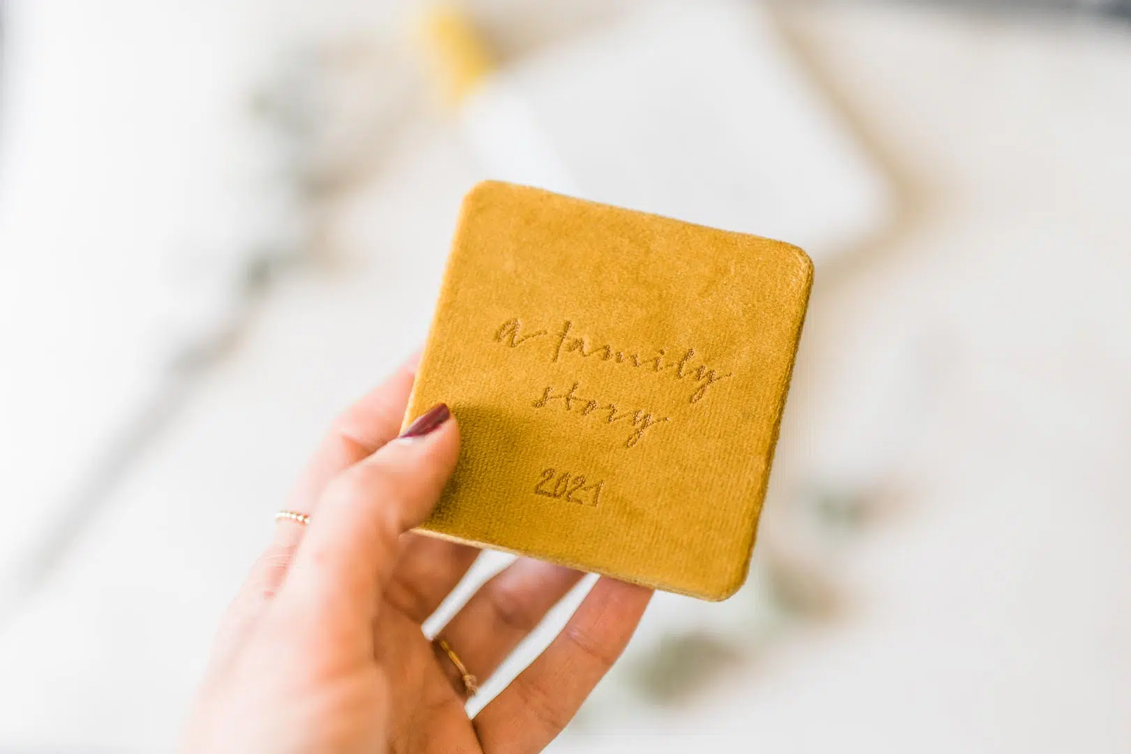 ein gelber Minileporello in einer weiblichen Hand