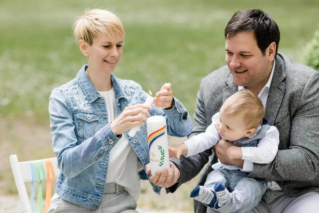 eine Familie bei einer freien Taufe
