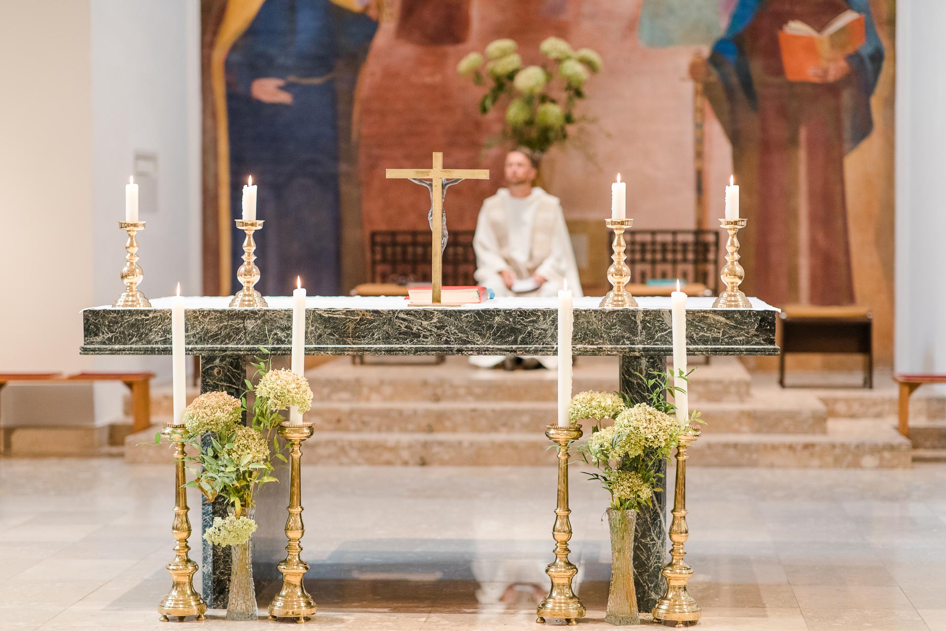 Ein Altar mit Kerzen in einer Taufkirche in Wien