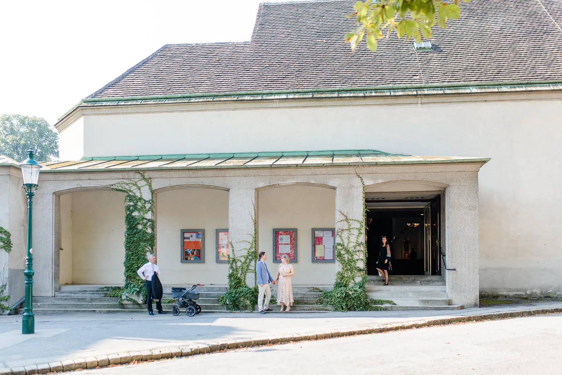 Vor einer Kirche in Wien Dornbach