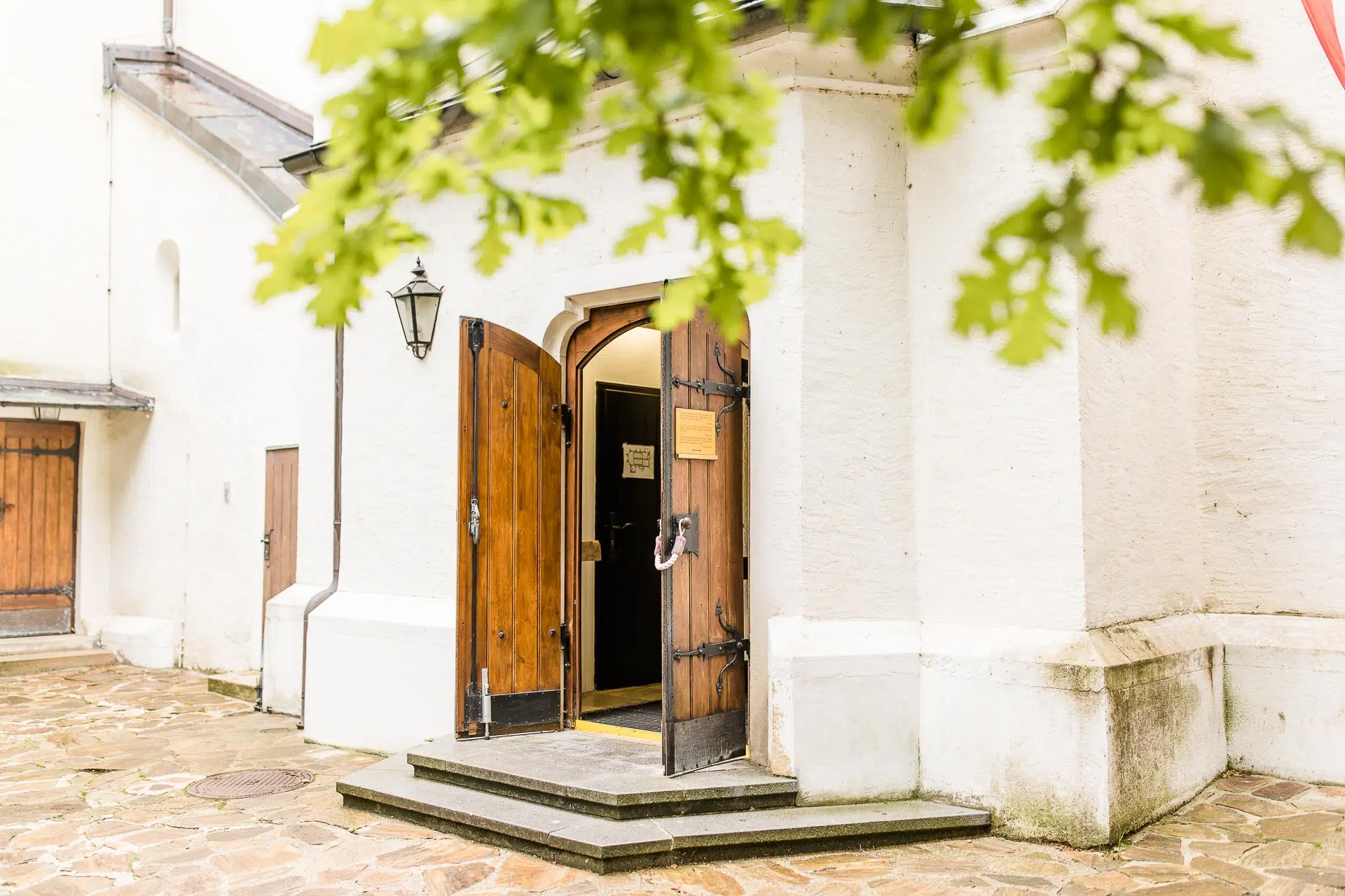 Eingang der Pfarre Grinzing, eine Taufkirche in Wien
