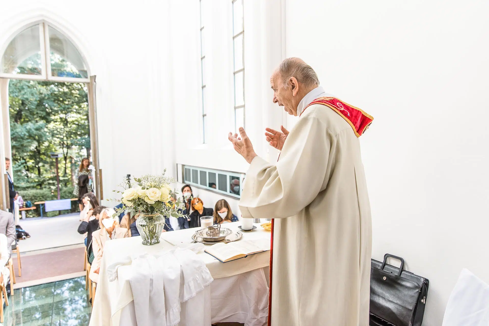 Ein Pfarrer am Altar