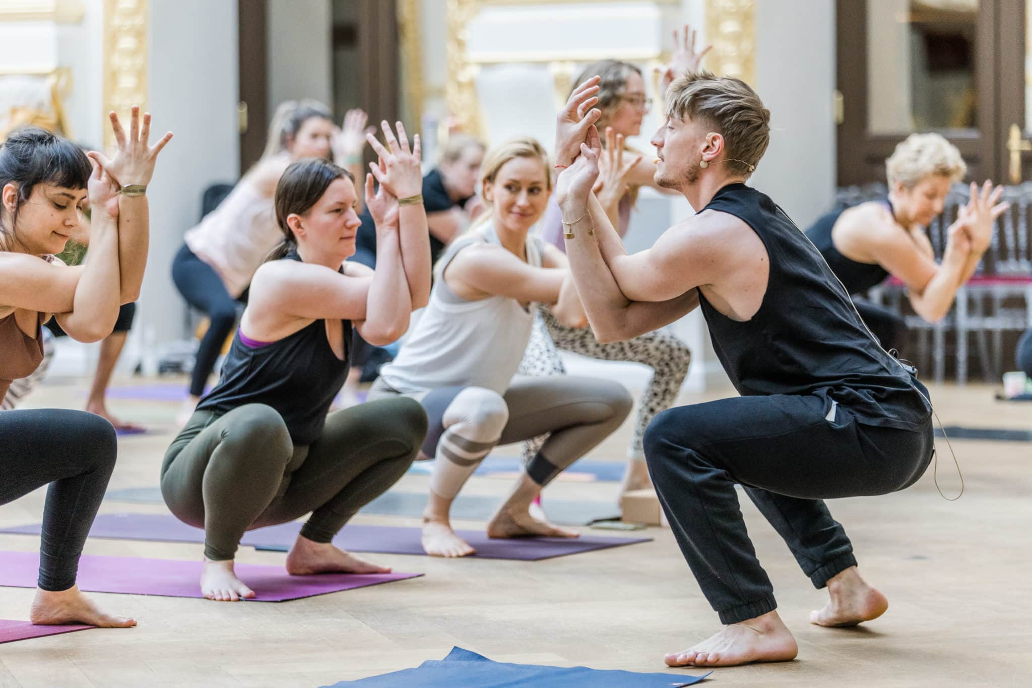 Yogalehrer mit Yogis in Yogaposition