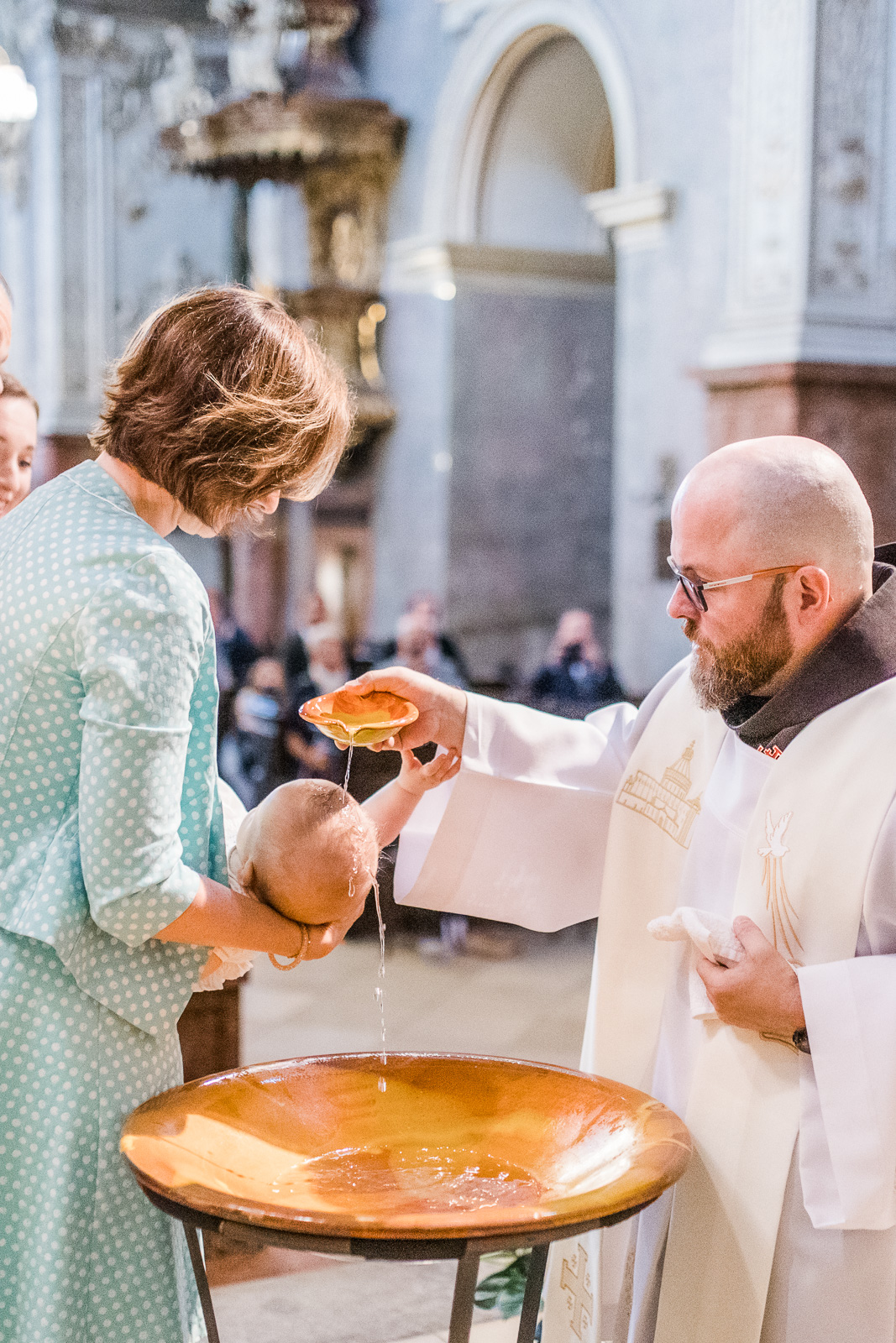 Ein Baby wird getauft