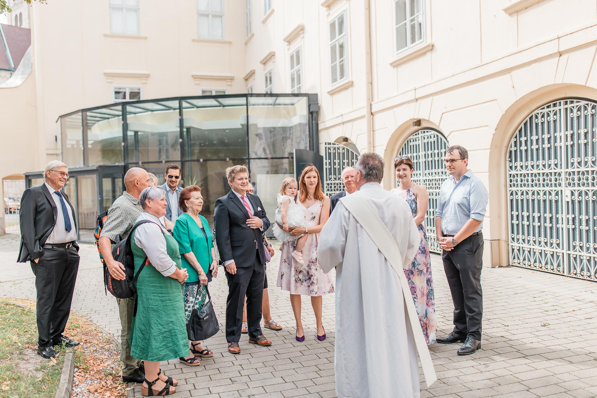 Festlich gekleidete Personen zu einer Taufe in Wiener Neustadt