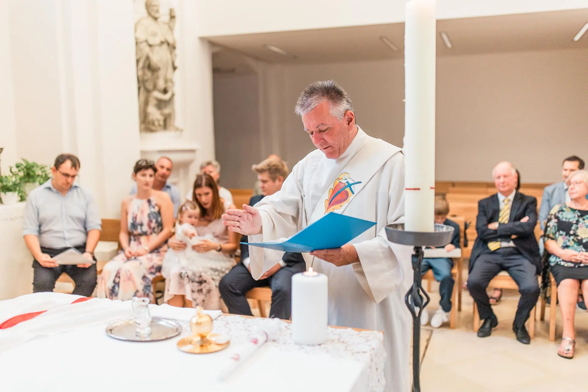 netter-Pfarrer-Wiener-Neustadt_Taufe-Wiener-Neustadt_Fotos-Taufe- Carmen-Trappenberg-Fotografie-29 Ein Pfarrer und Personen bei einer Taufe in der Domkapelle in Wiener Neustadt
