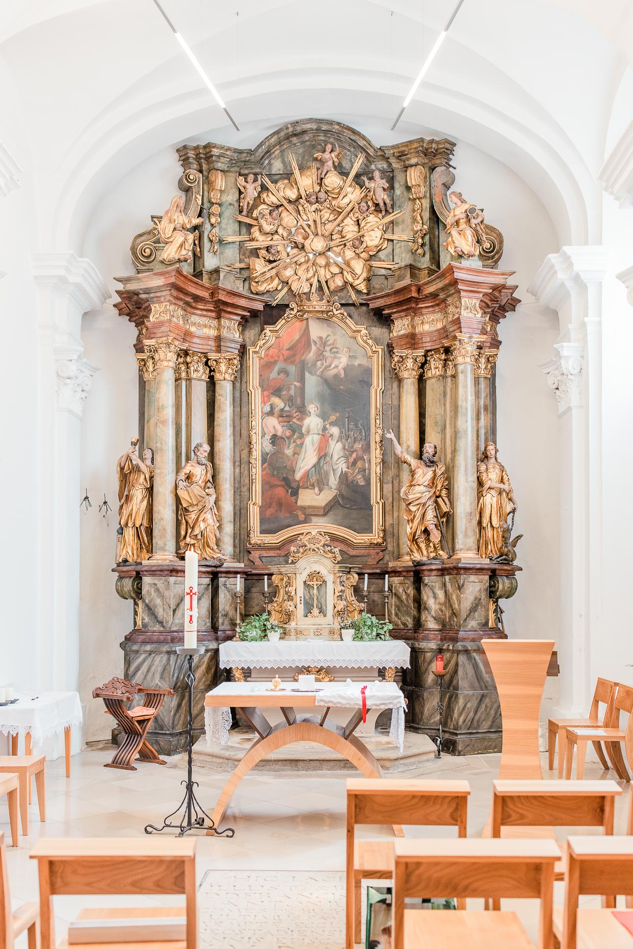Innenraum der Probstei des Doms zu Wiener Neustadt bei einer Taufe