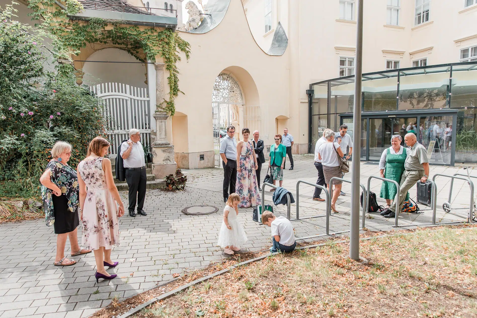Fotos-Taufe- Carmen-Trappenberg-Fotografie-49 Personen im Pfarrhof des Wiener Neustädter Doms
