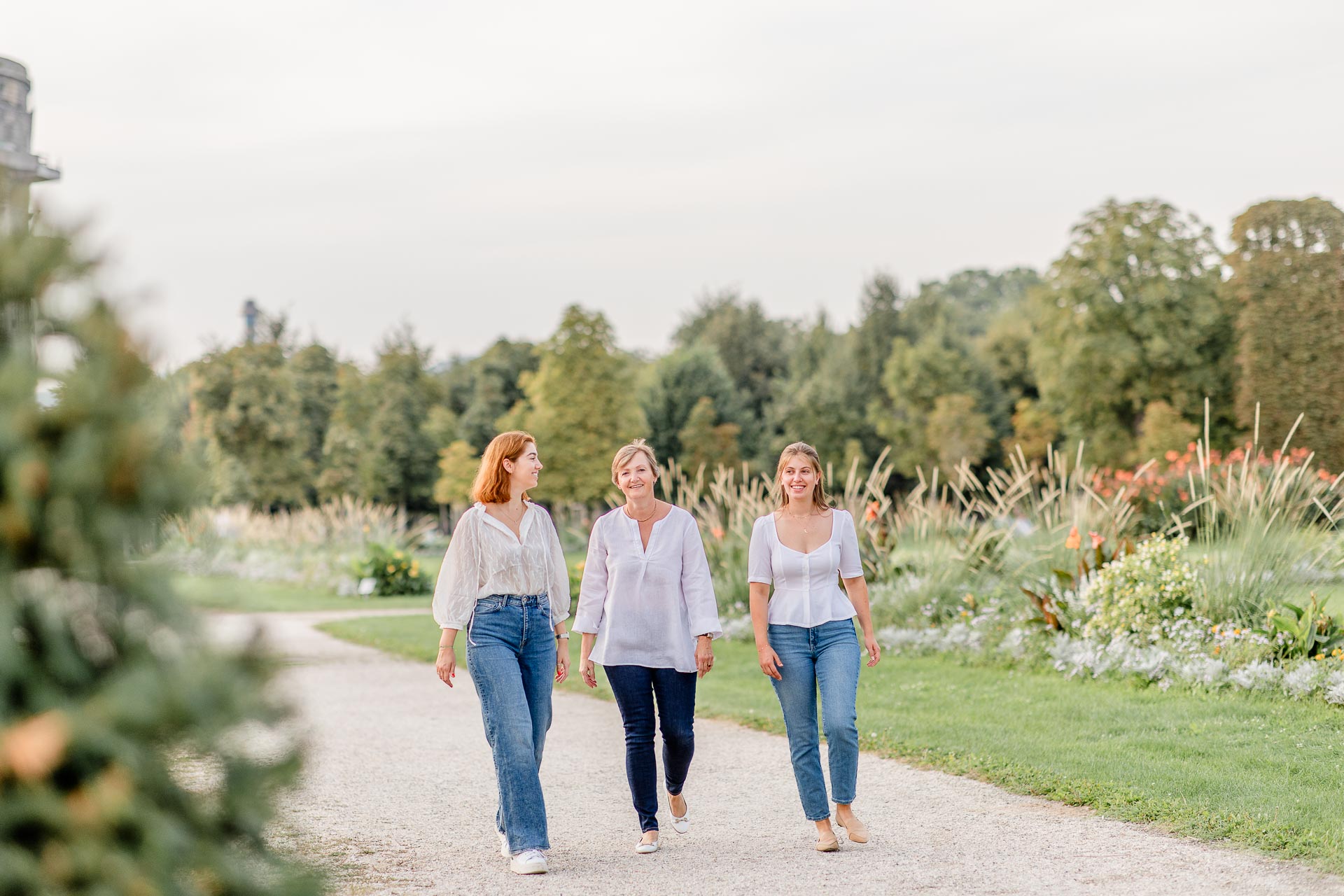 Familienfoto mit drei Frauen in einem Park