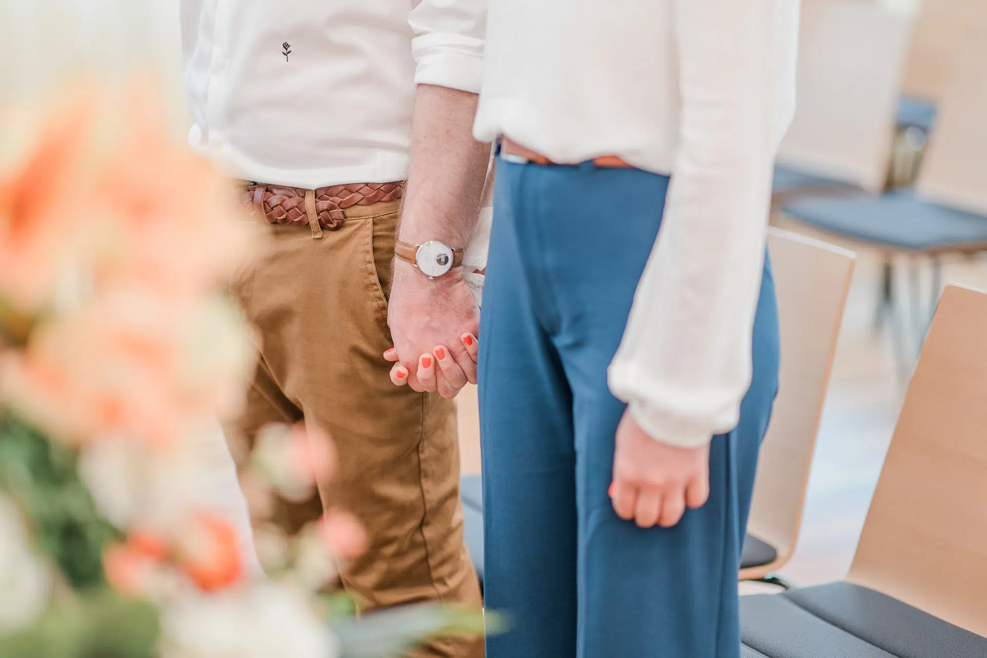 Hochzeit Standesamt - Carmen Trappenberg Fotografie-15 Sich an den Händen haltende Personen bei einer standesamtlichen Hochzeit