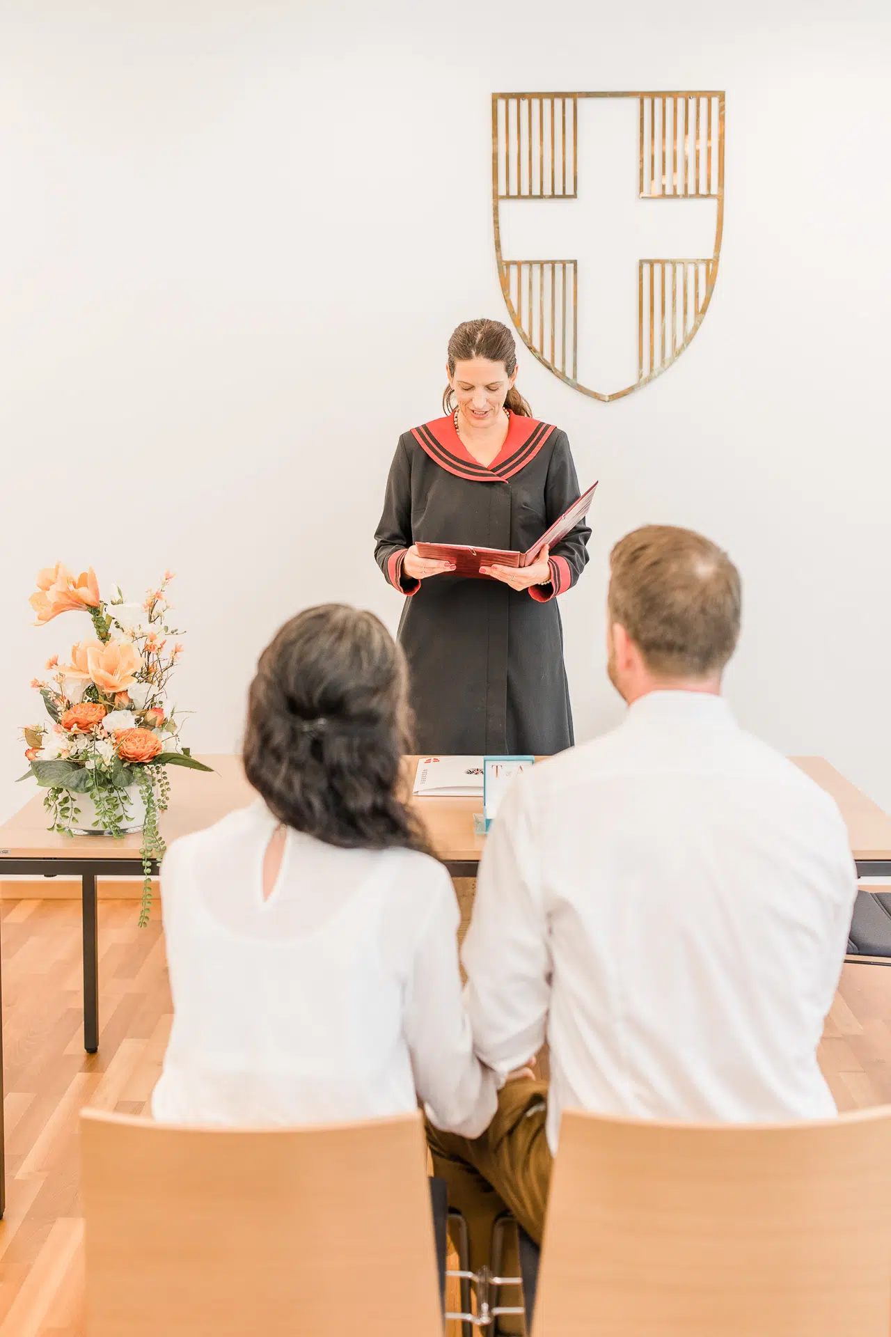 Hochzeit Standesamt - Carmen Trappenberg Fotografie-16 Standesbeamtin und Brautpaar bei einer Hochzeit im Standesamt Wien