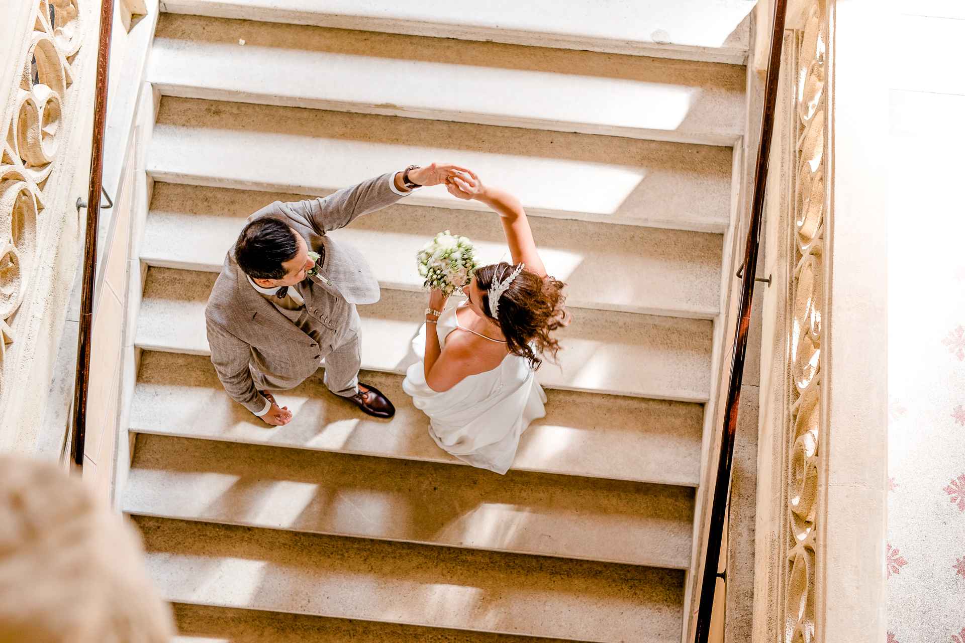 Tanzendes Brautpaar von oben auf einer Treppe im Standesamt Korneuburg