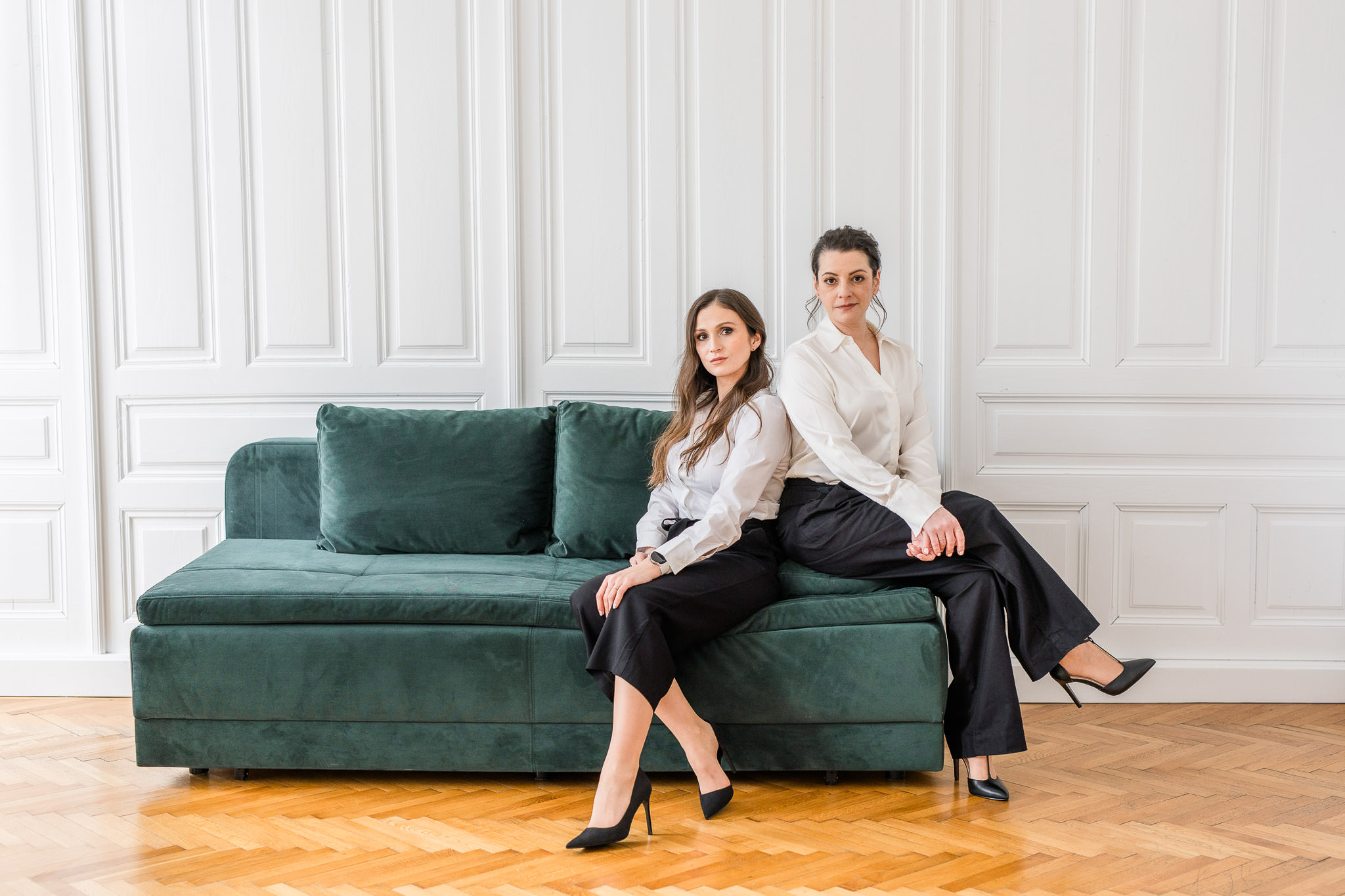 Ästhetische Bildsprache für Interior-Expertinnen: Business-Portraits im Tageslichtstudio