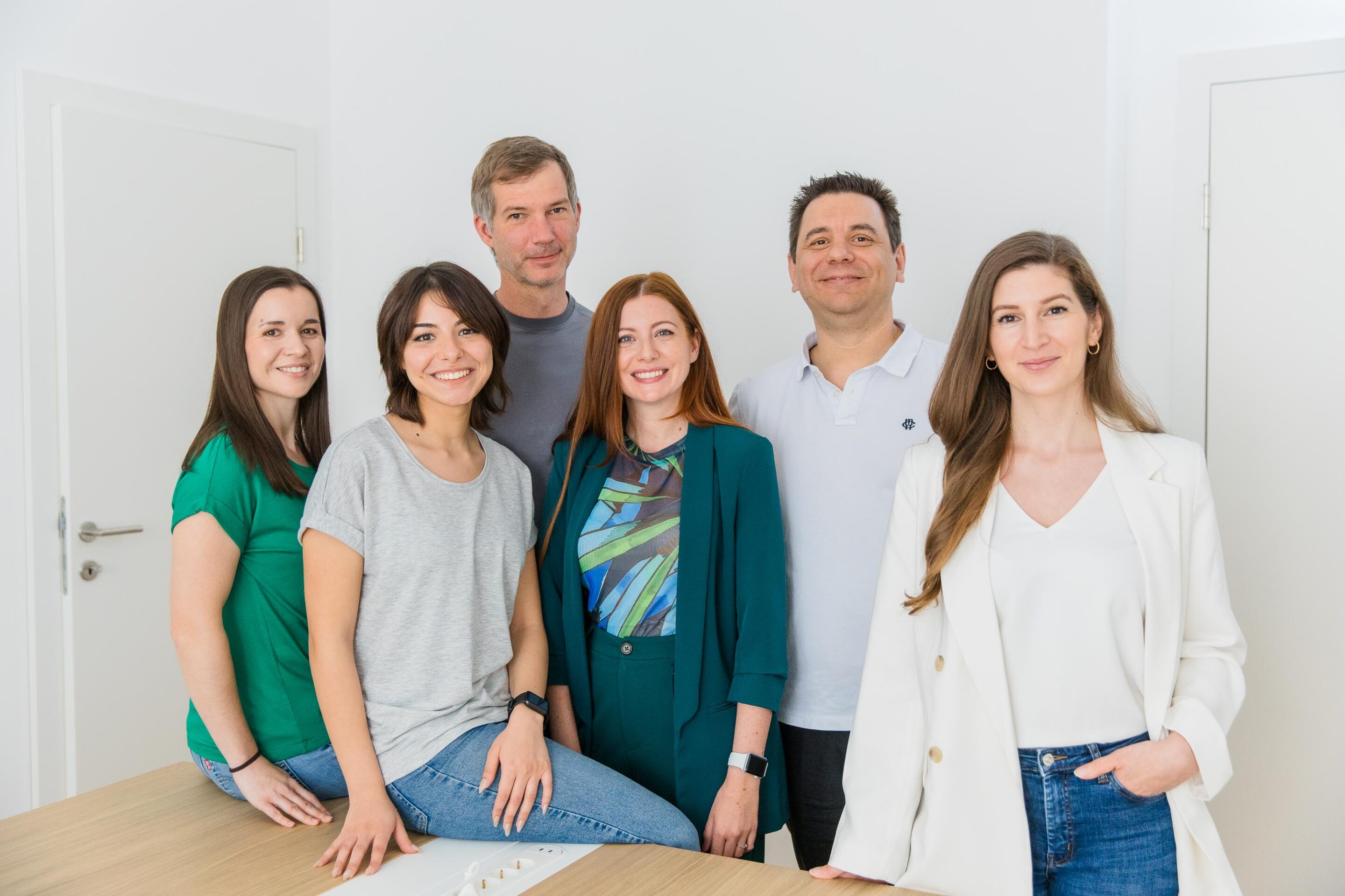 Gruppenaufnahme des Mitarbeiterteams einer Agentur