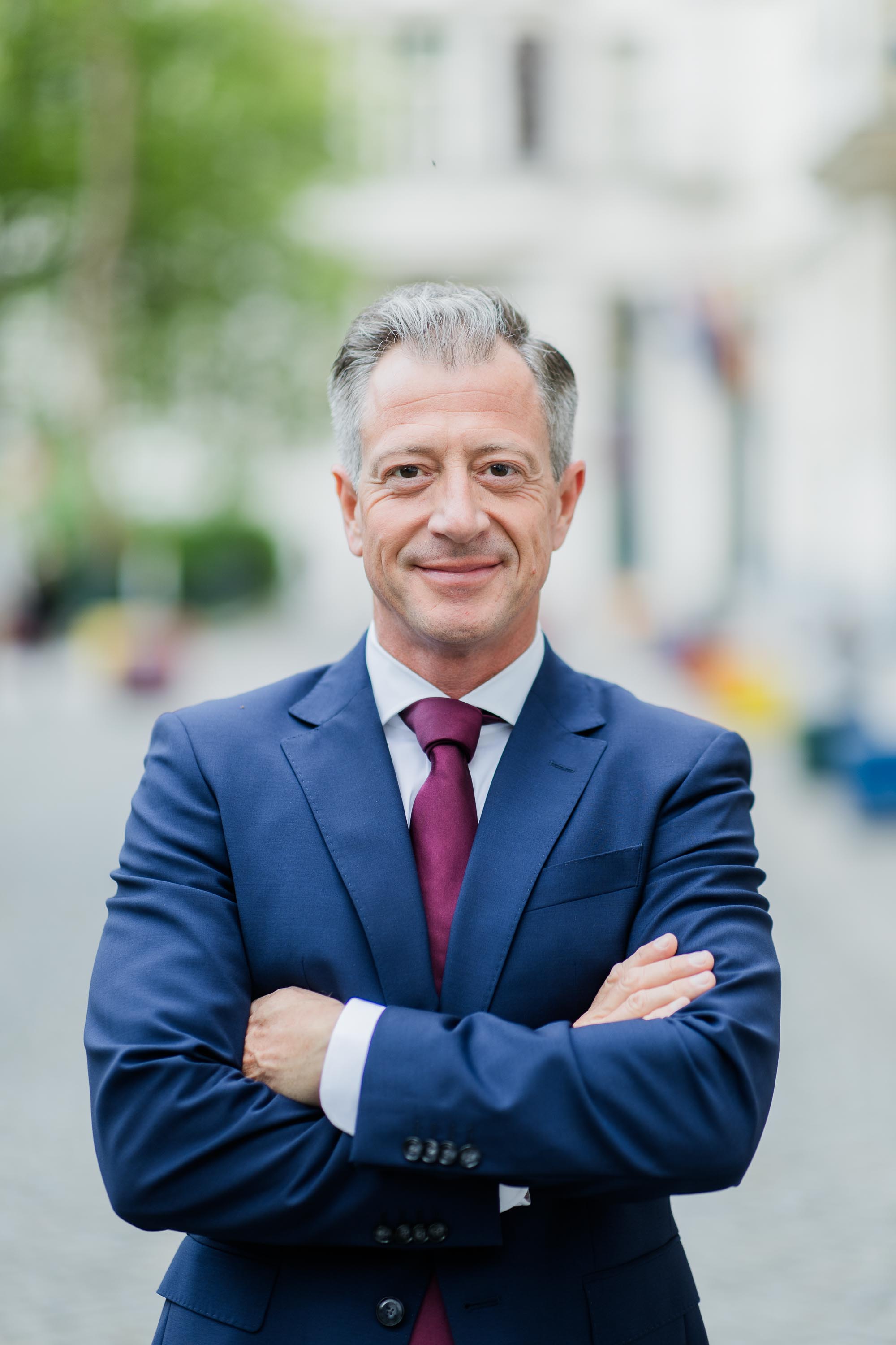 Businessportrait eines Managers vor urbaner Kulisse.